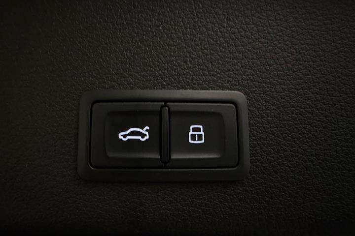 Grå Audi e-tron fra 2021