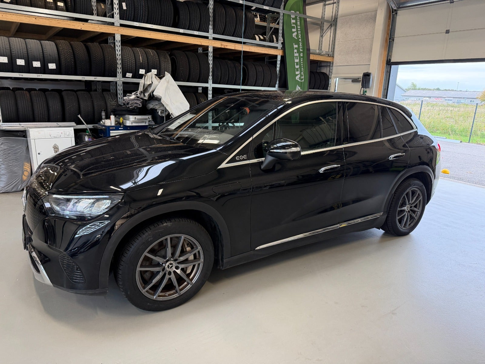 Sort Mercedes EQE350+ SUV fra 2025