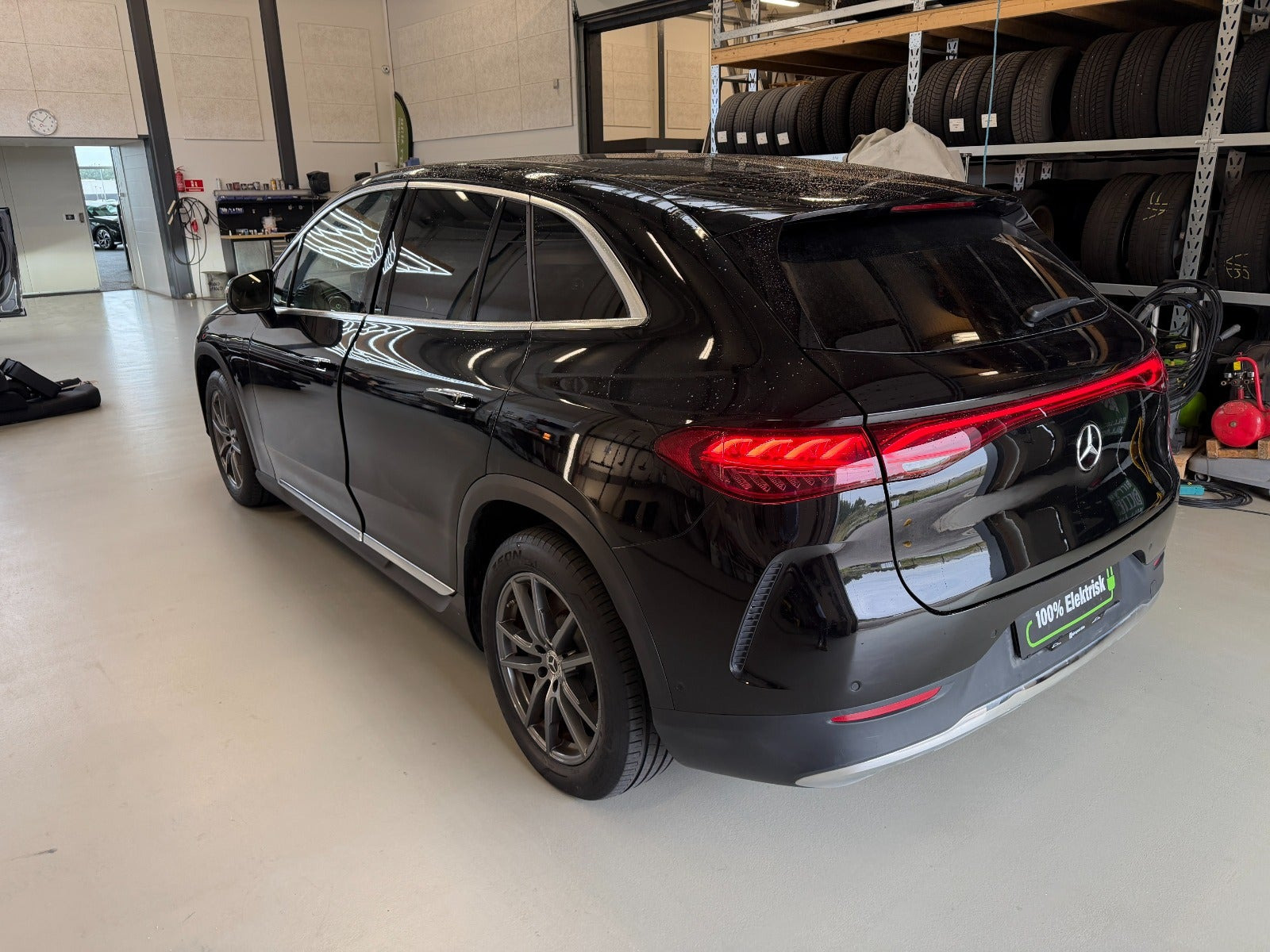 Sort Mercedes EQE350+ SUV fra 2025