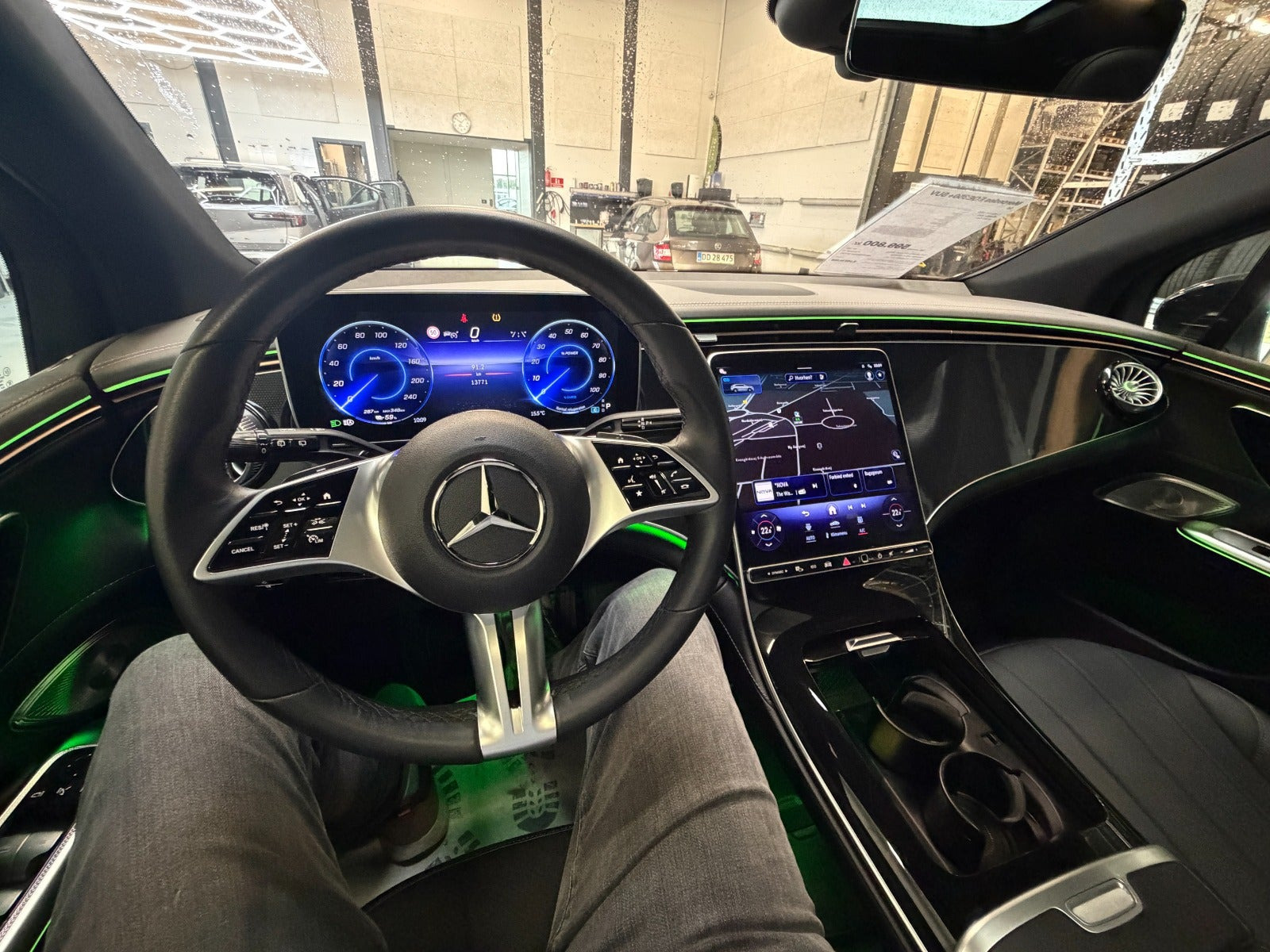 Sort Mercedes EQE350+ SUV fra 2025