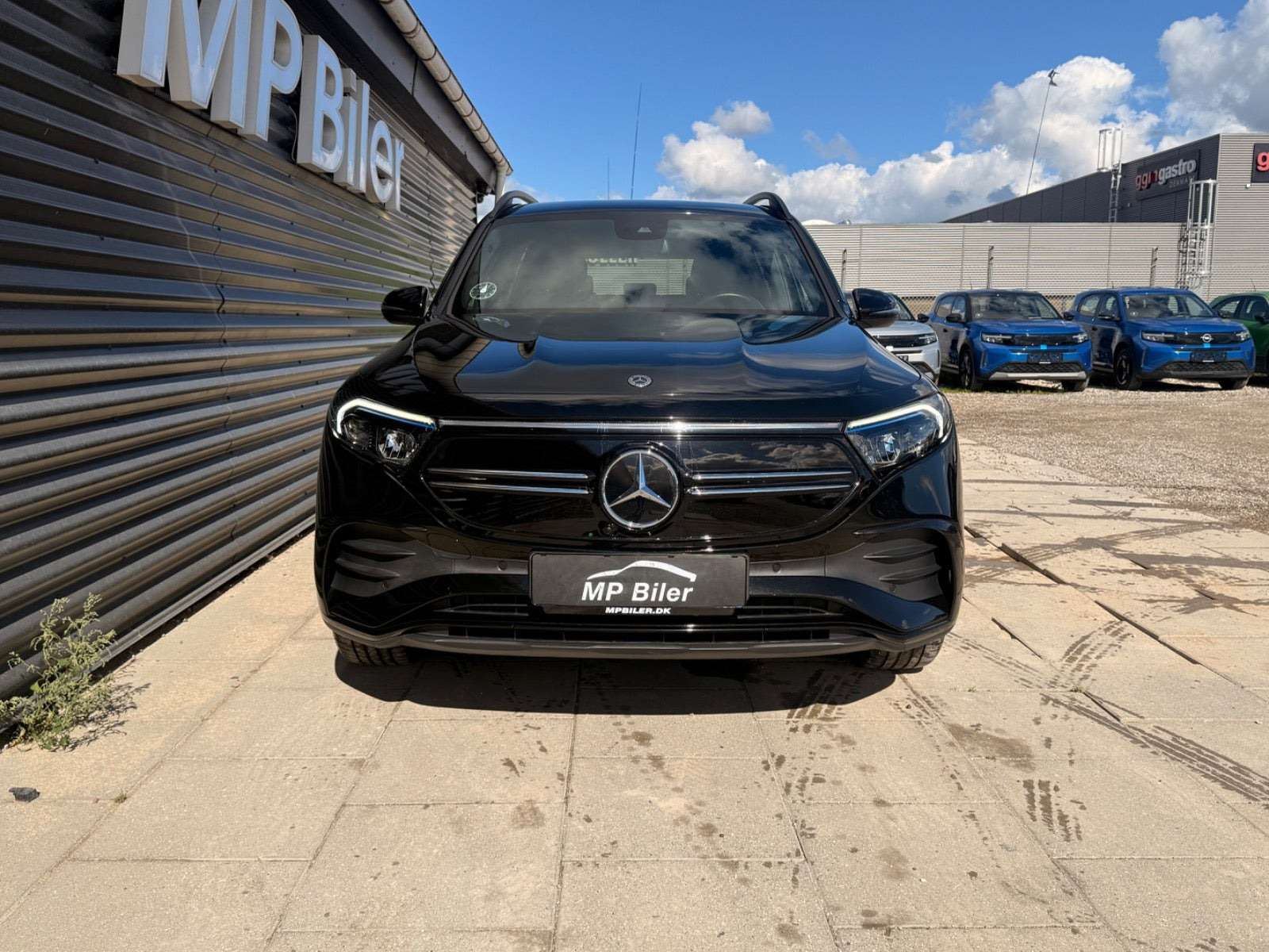 Sort Mercedes EQB300 fra 2023