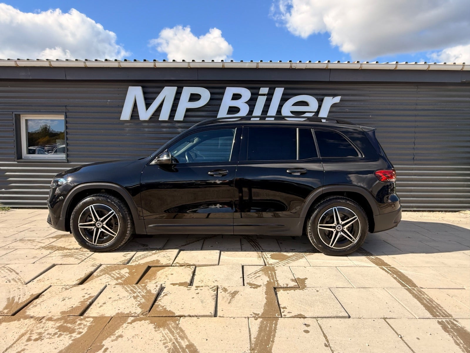 Sort Mercedes EQB300 fra 2023