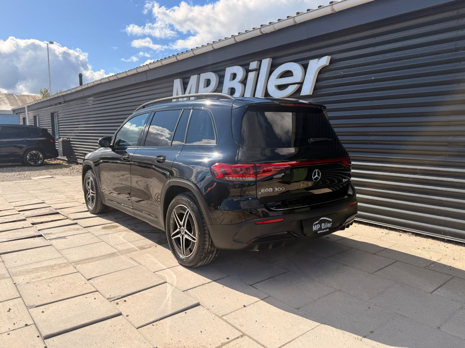 Sort Mercedes EQB300 fra 2023