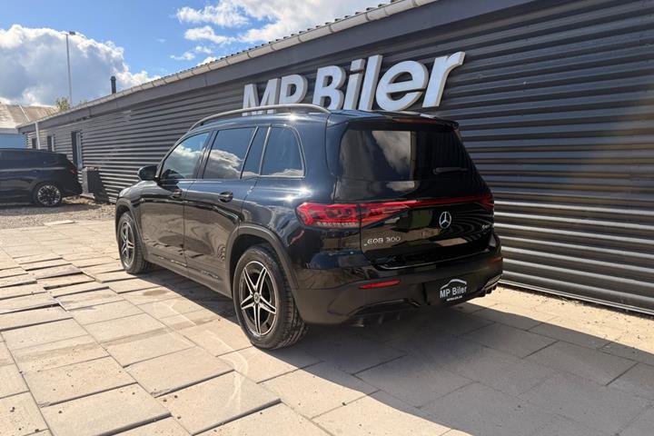 Sort Mercedes EQB300 fra 2023