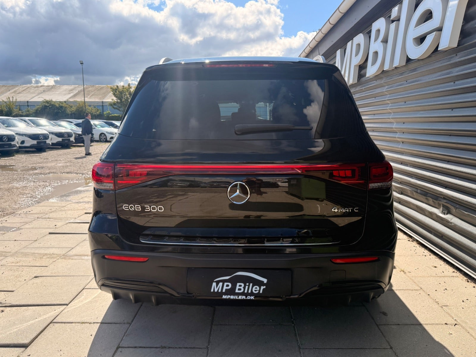 Sort Mercedes EQB300 fra 2023