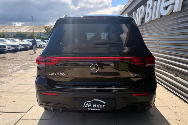 Sort Mercedes EQB300 fra 2023