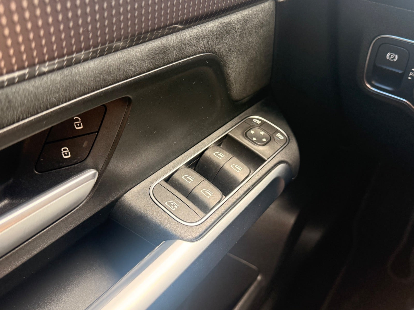 Sort Mercedes EQB300 fra 2023
