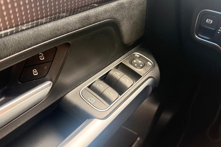Sort Mercedes EQB300 fra 2023