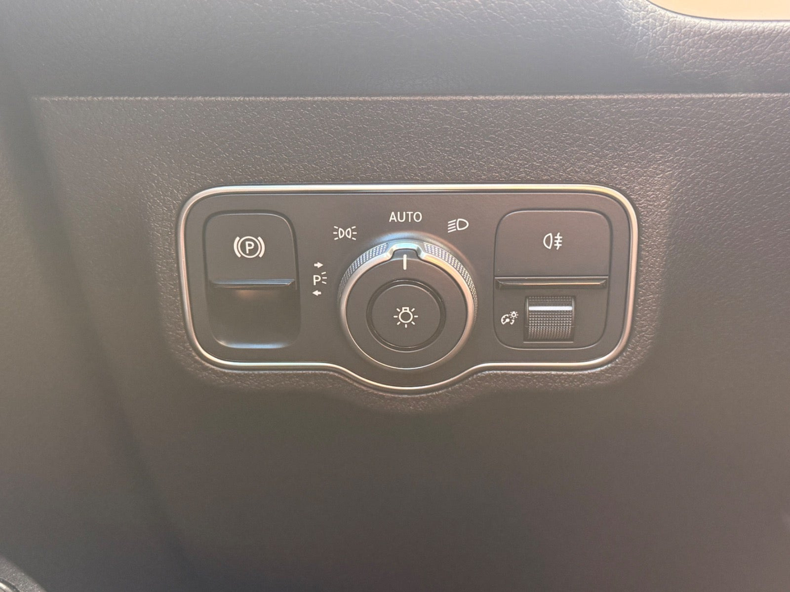 Sort Mercedes EQB300 fra 2023