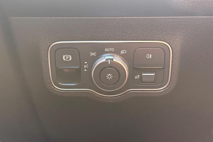 Sort Mercedes EQB300 fra 2023
