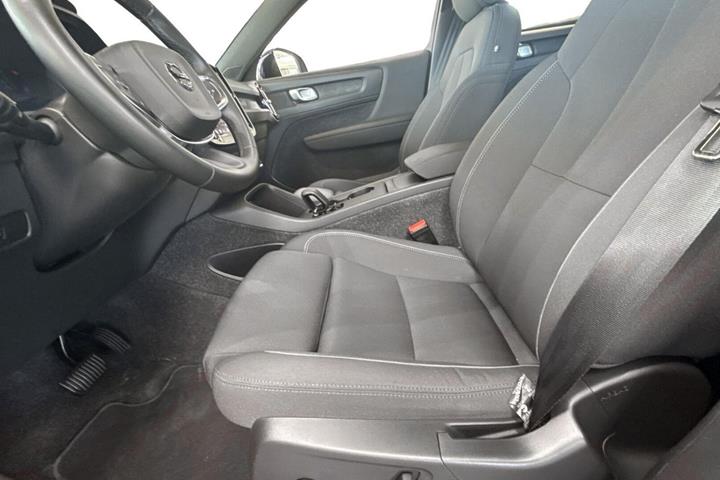 Grå Volvo EX40 fra 2025