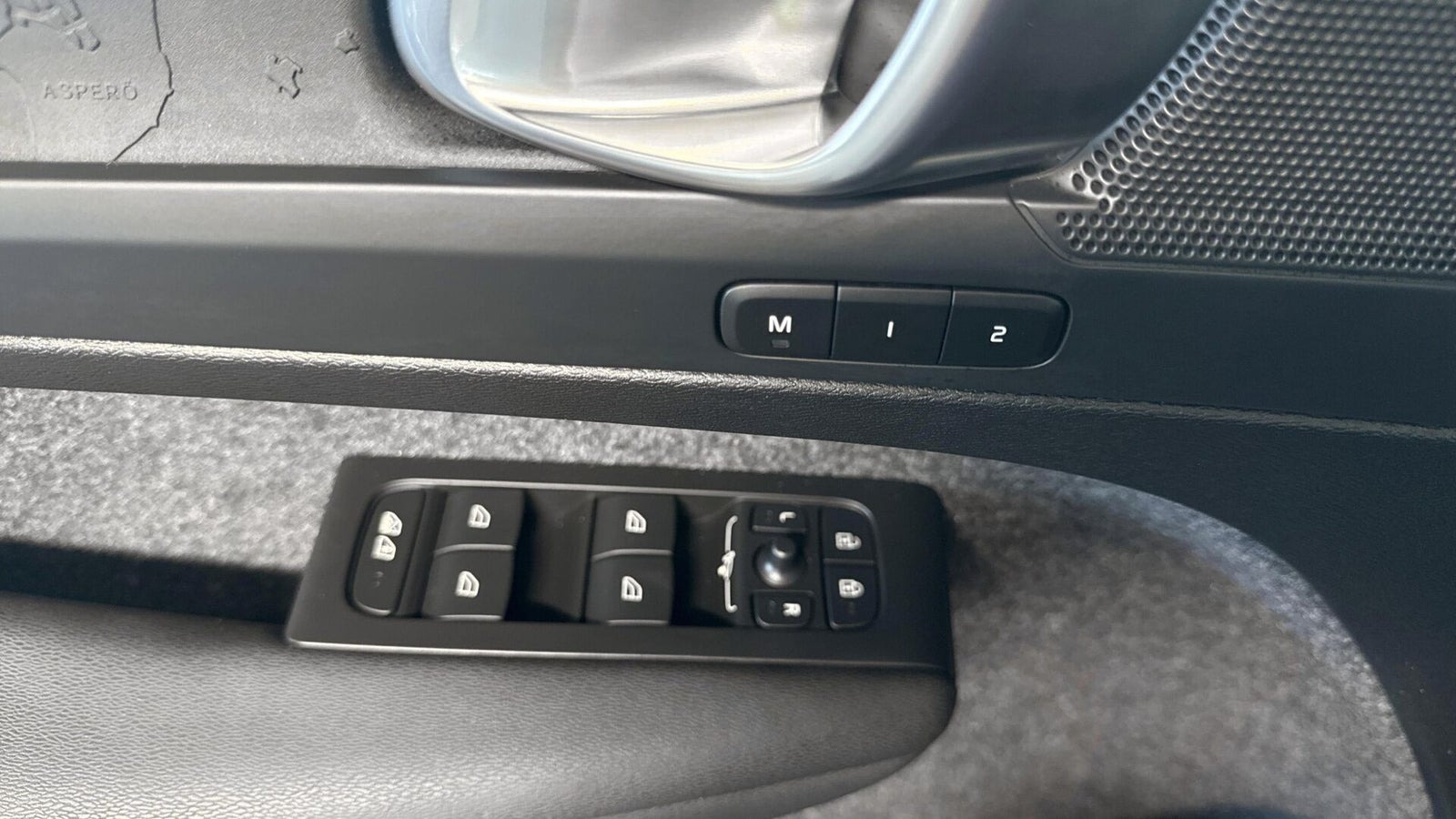 Grå Volvo EX40 fra 2025