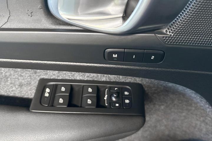 Grå Volvo EX40 fra 2025