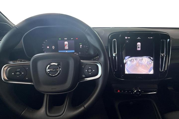 Grå Volvo EX40 fra 2025