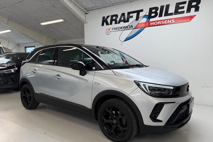 Sølv Opel Crossland fra 2024 set udefra