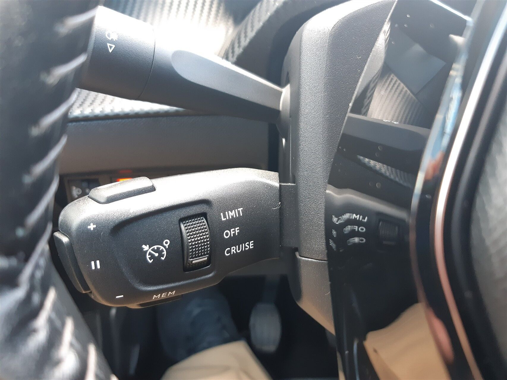 Grå Peugeot 208 fra 2020