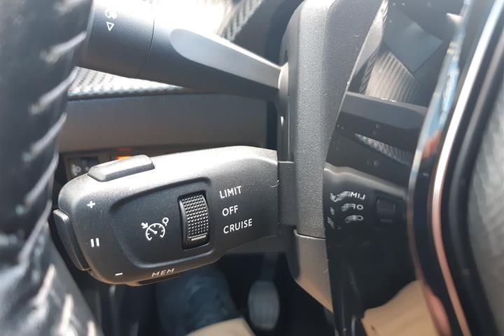 Grå Peugeot 208 fra 2020