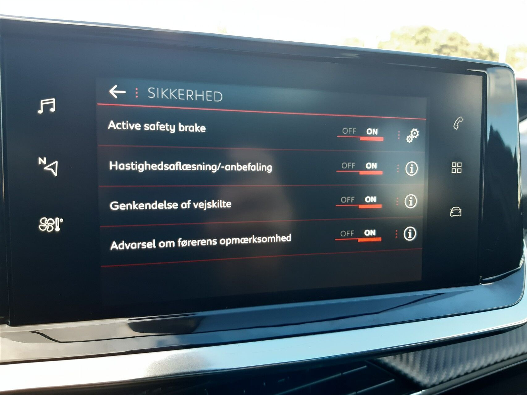 Grå Peugeot 208 fra 2020
