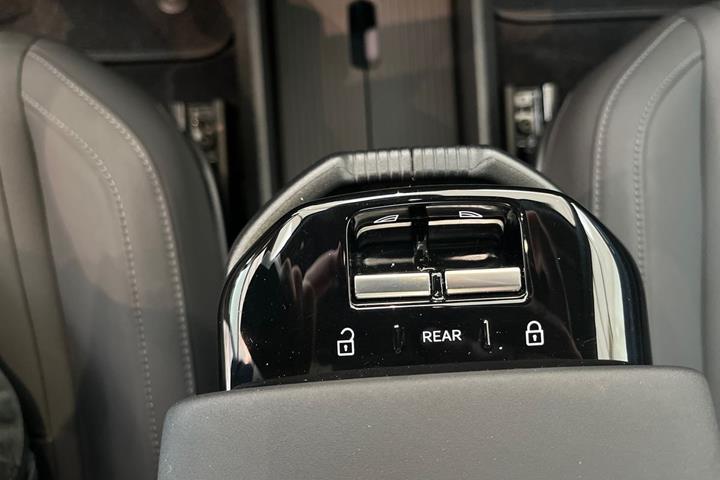 Grå Volvo EX30 fra 2025