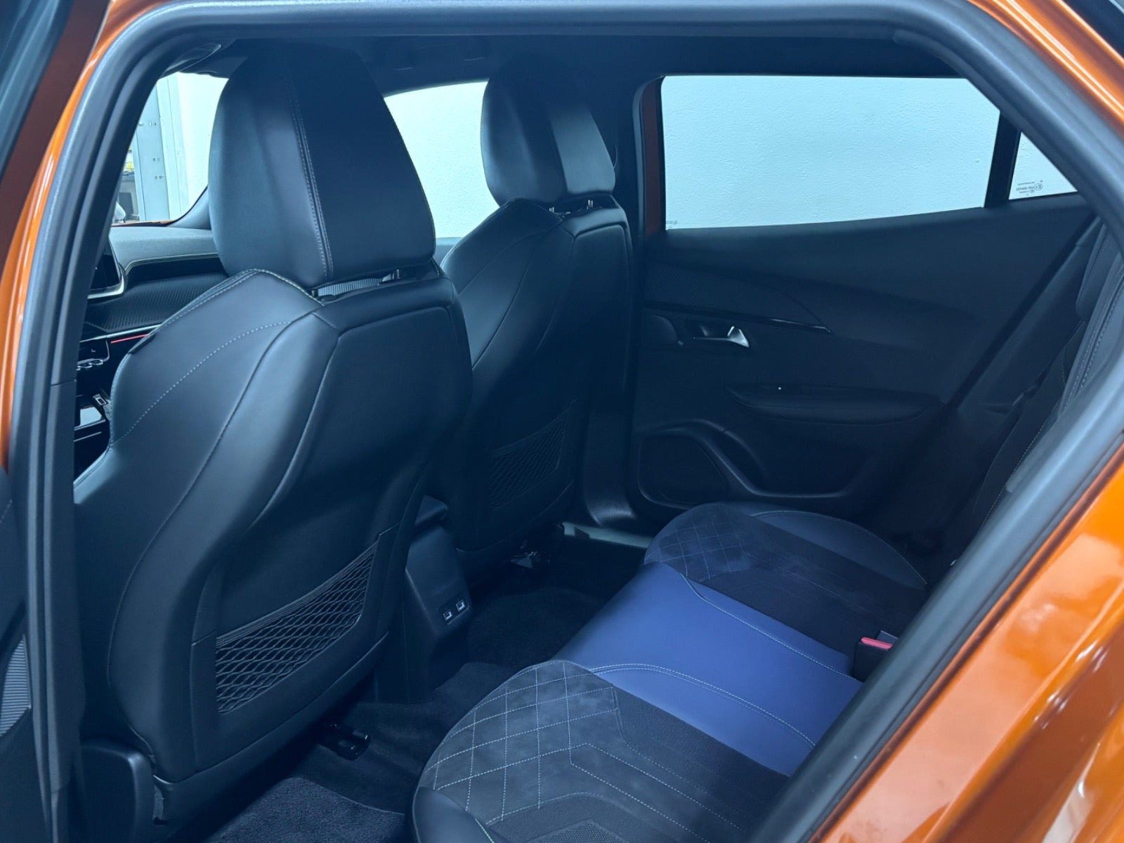 Orange Peugeot e-2008 fra 2023