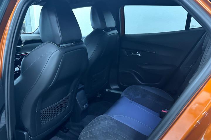 Orange Peugeot e-2008 fra 2023