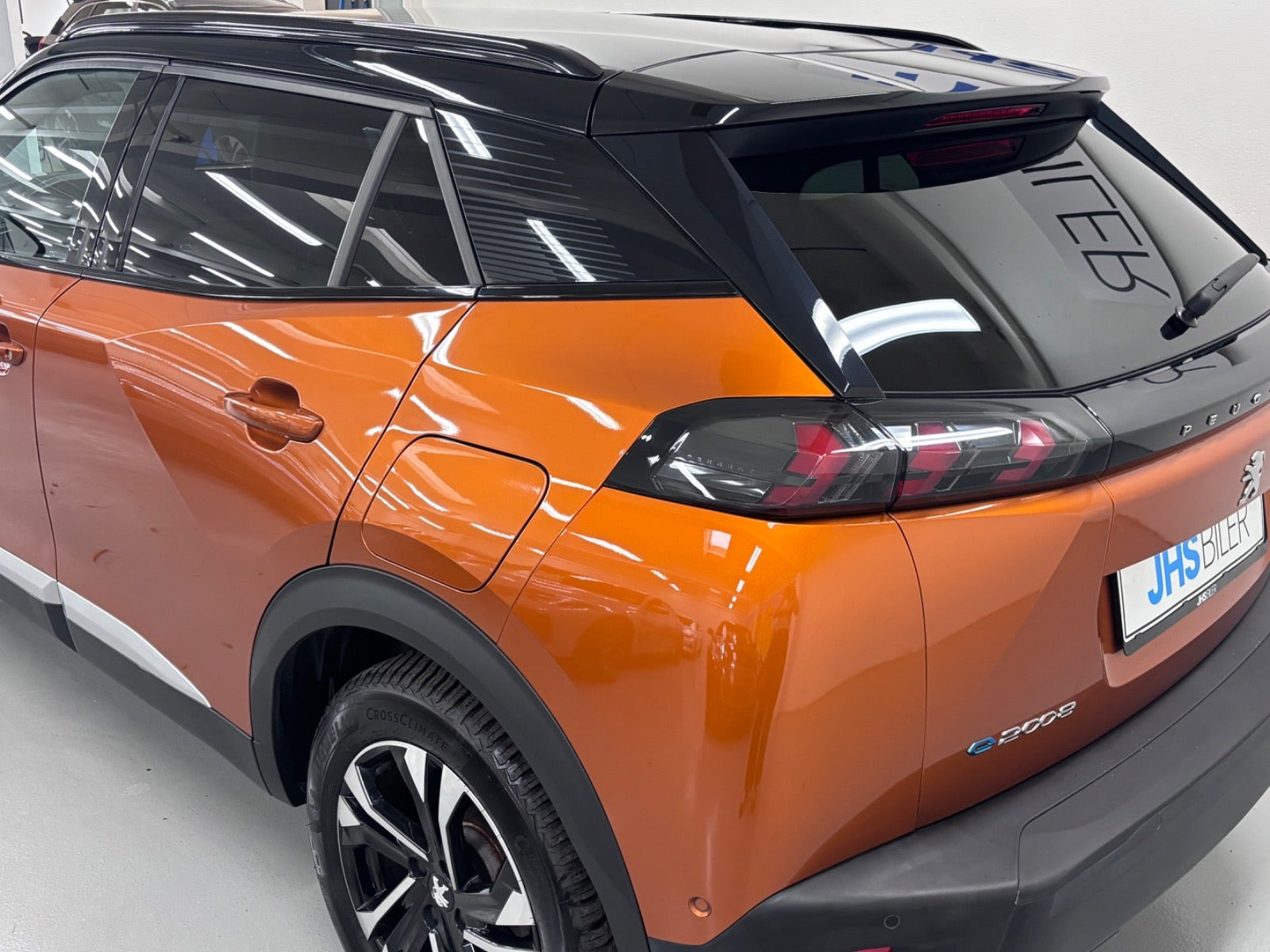 Orange Peugeot e-2008 fra 2023