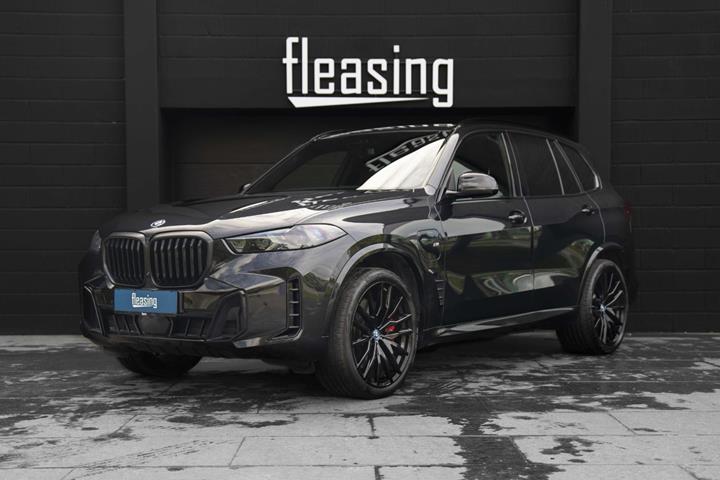 Sort BMW X5 fra 2024 set udefra