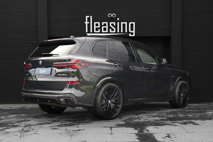 Sort BMW X5 fra 2024