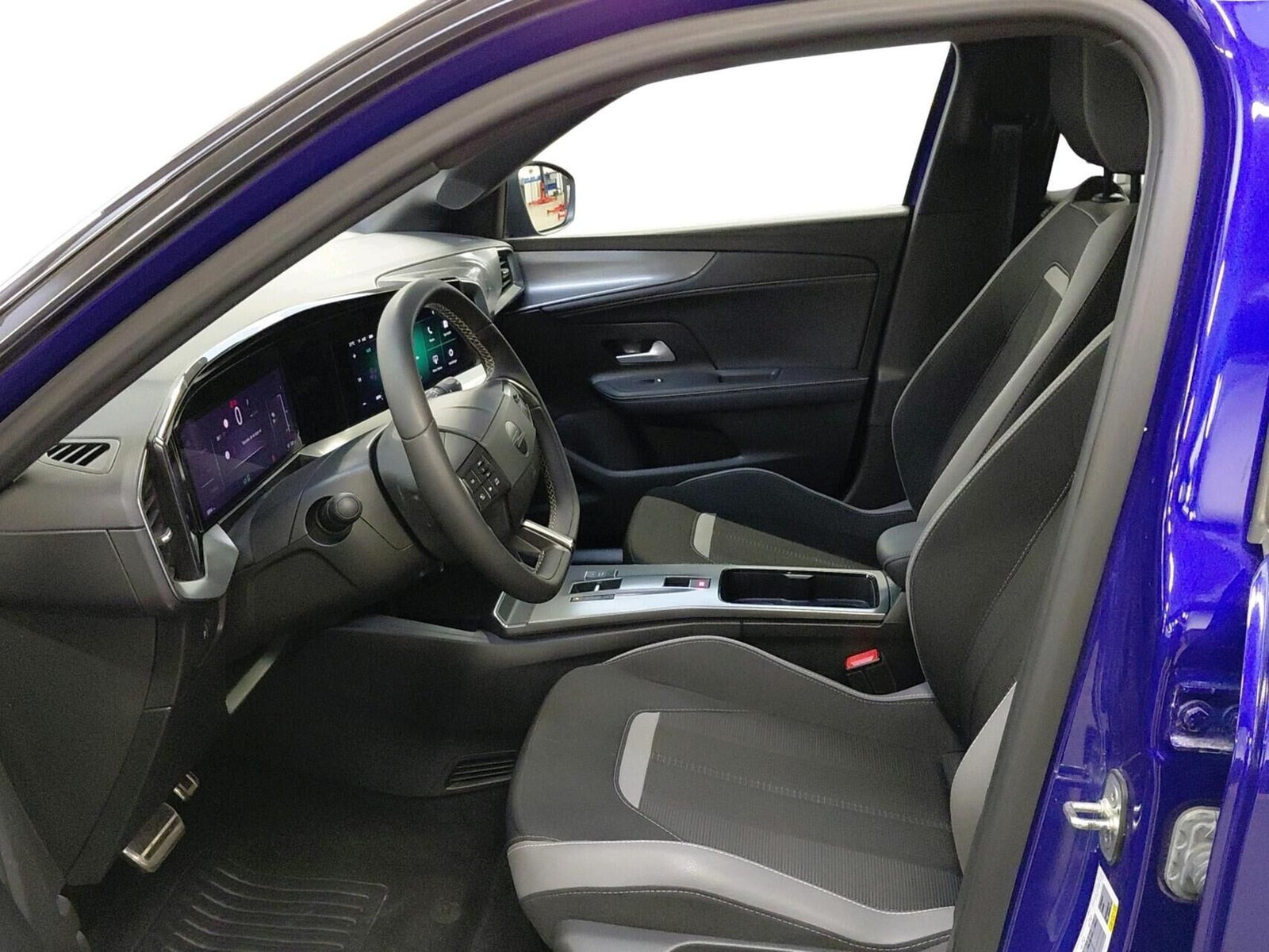 Blå Opel Mokka-e fra 2025