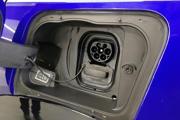 Blå Opel Mokka-e fra 2025