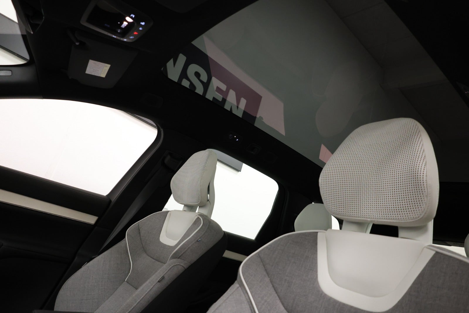 Grå Volvo EX90 fra 2025