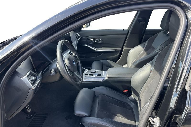 Sort BMW 320e fra 2023