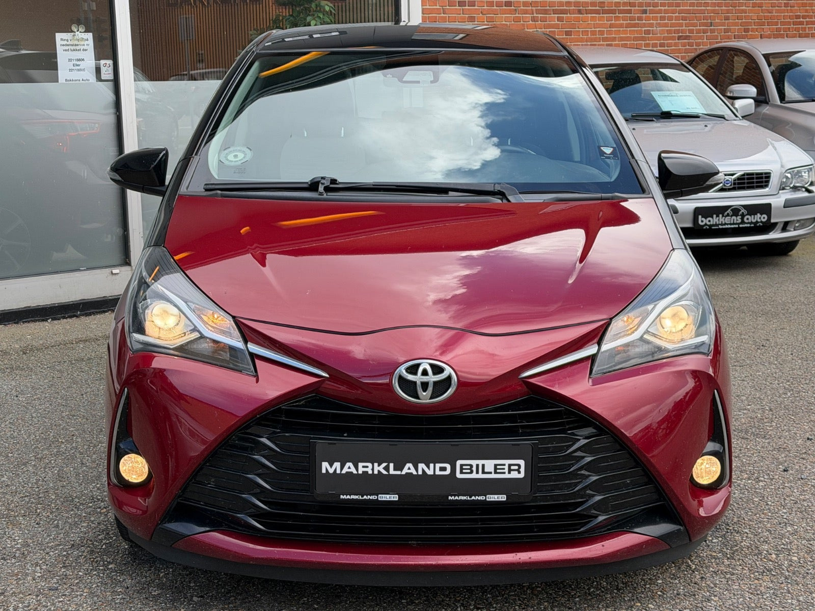 Rød Toyota Yaris fra 2019