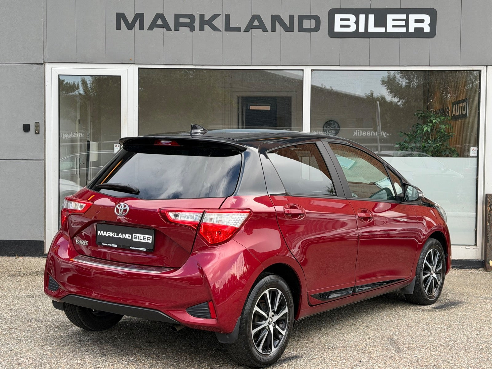Rød Toyota Yaris fra 2019