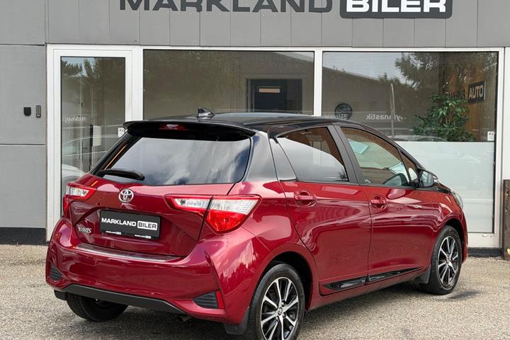 Rød Toyota Yaris fra 2019