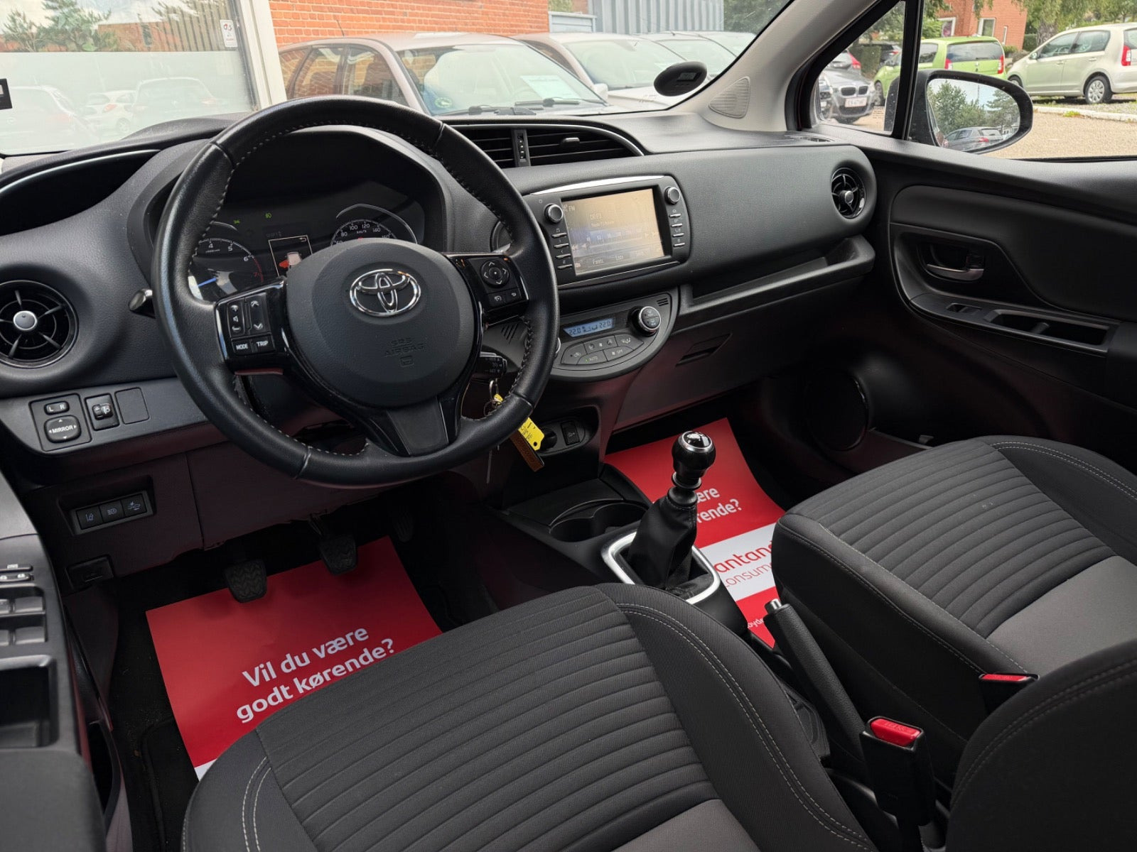Rød Toyota Yaris fra 2019