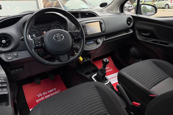 Rød Toyota Yaris fra 2019
