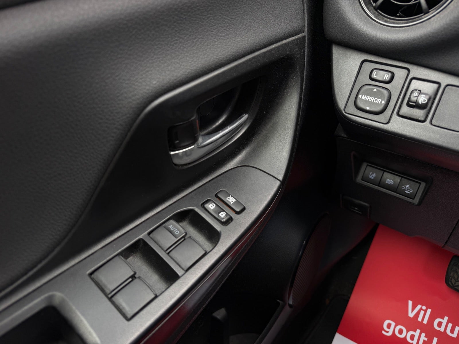 Rød Toyota Yaris fra 2019