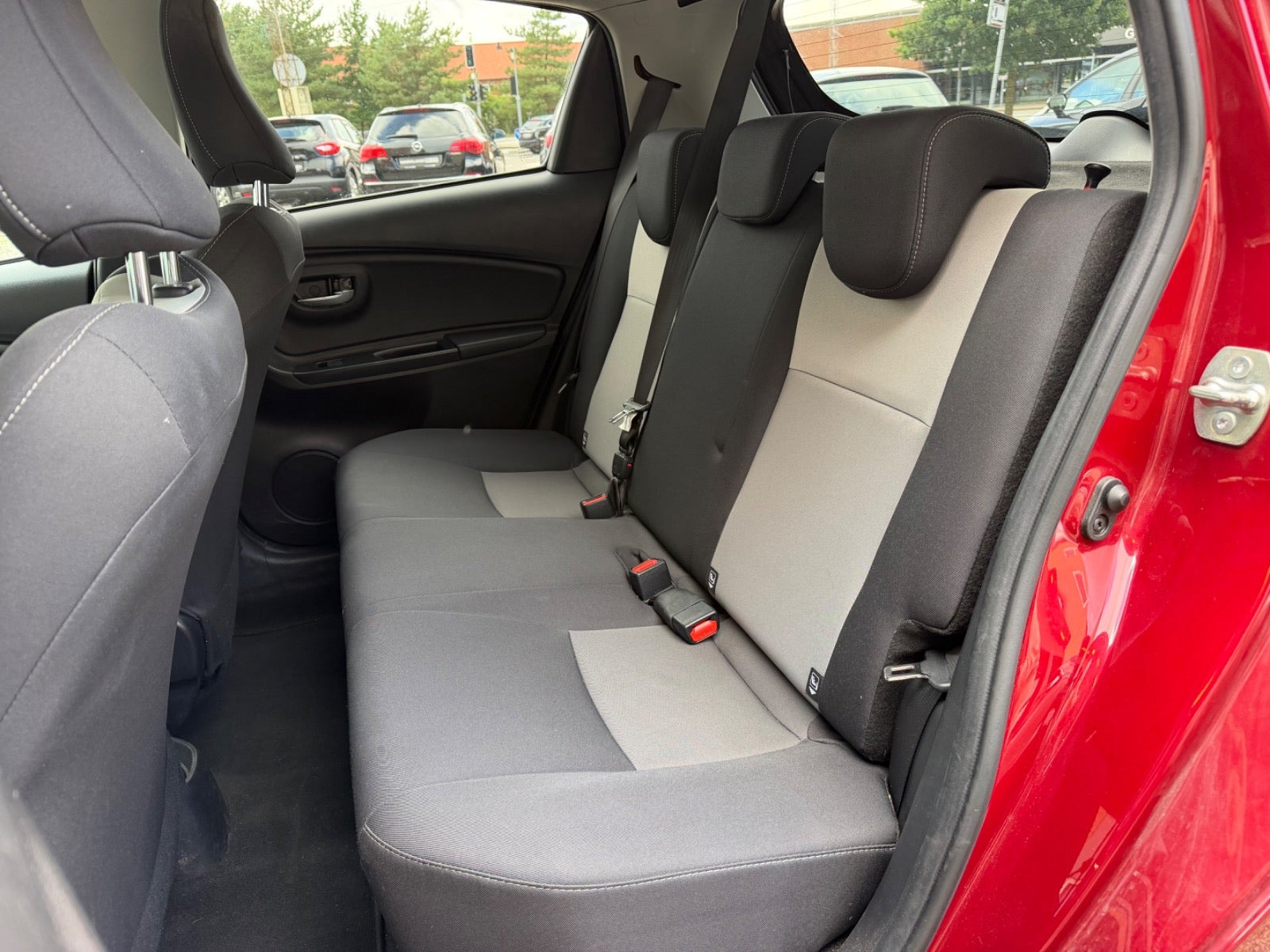 Rød Toyota Yaris fra 2019