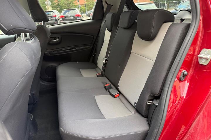 Rød Toyota Yaris fra 2019