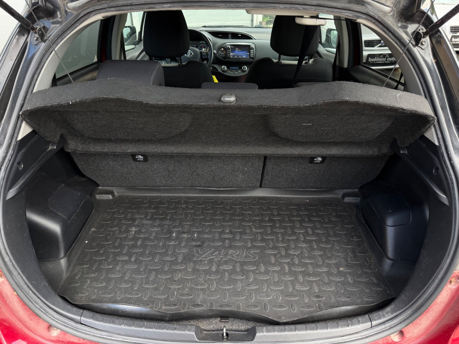 Rød Toyota Yaris fra 2019