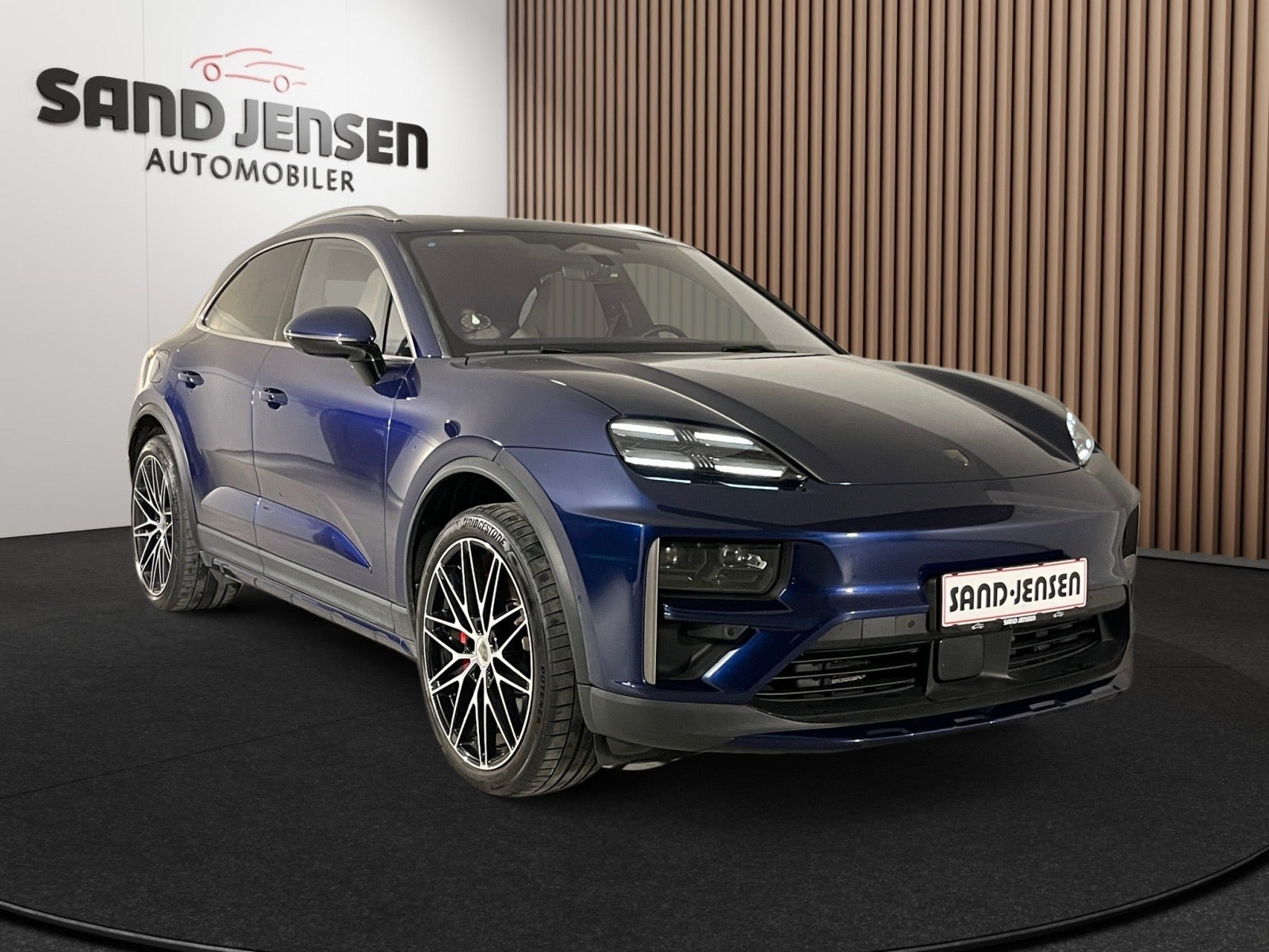 Blå Porsche Macan Turbo fra 2025