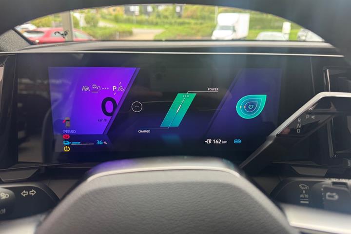 Hvid Renault Scenic E-Tech fra 2024