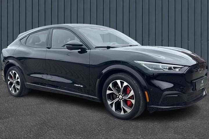 Sort Ford Mustang Mach-E fra 2023 set udefra