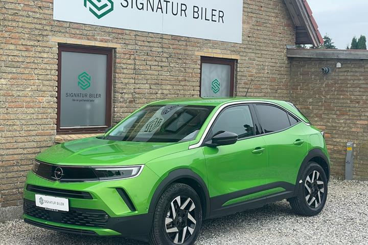 Grøn Opel Mokka-e fra 2024 set udefra