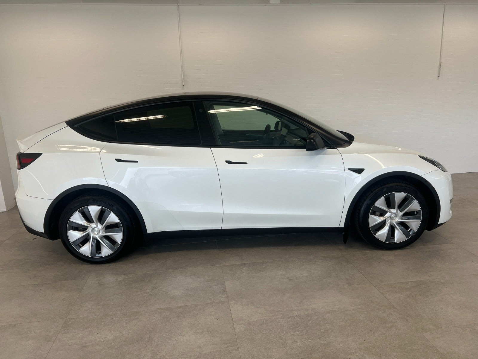 Hvid Tesla Model Y fra 2023