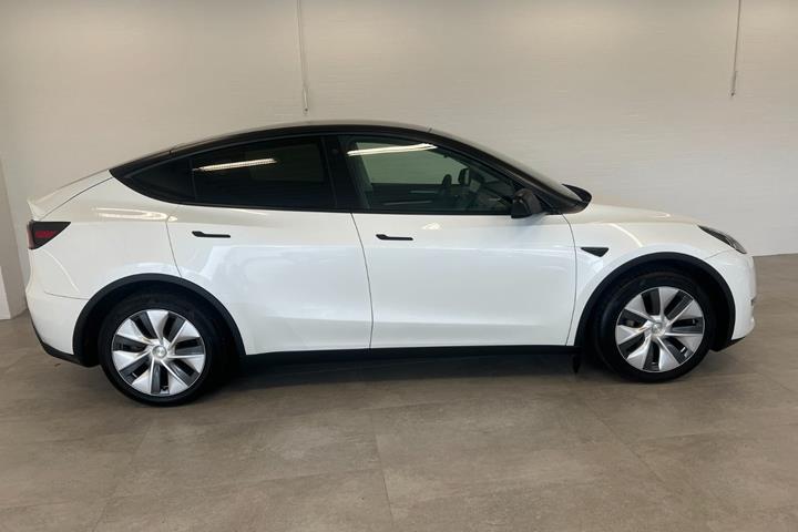 Hvid Tesla Model Y fra 2023