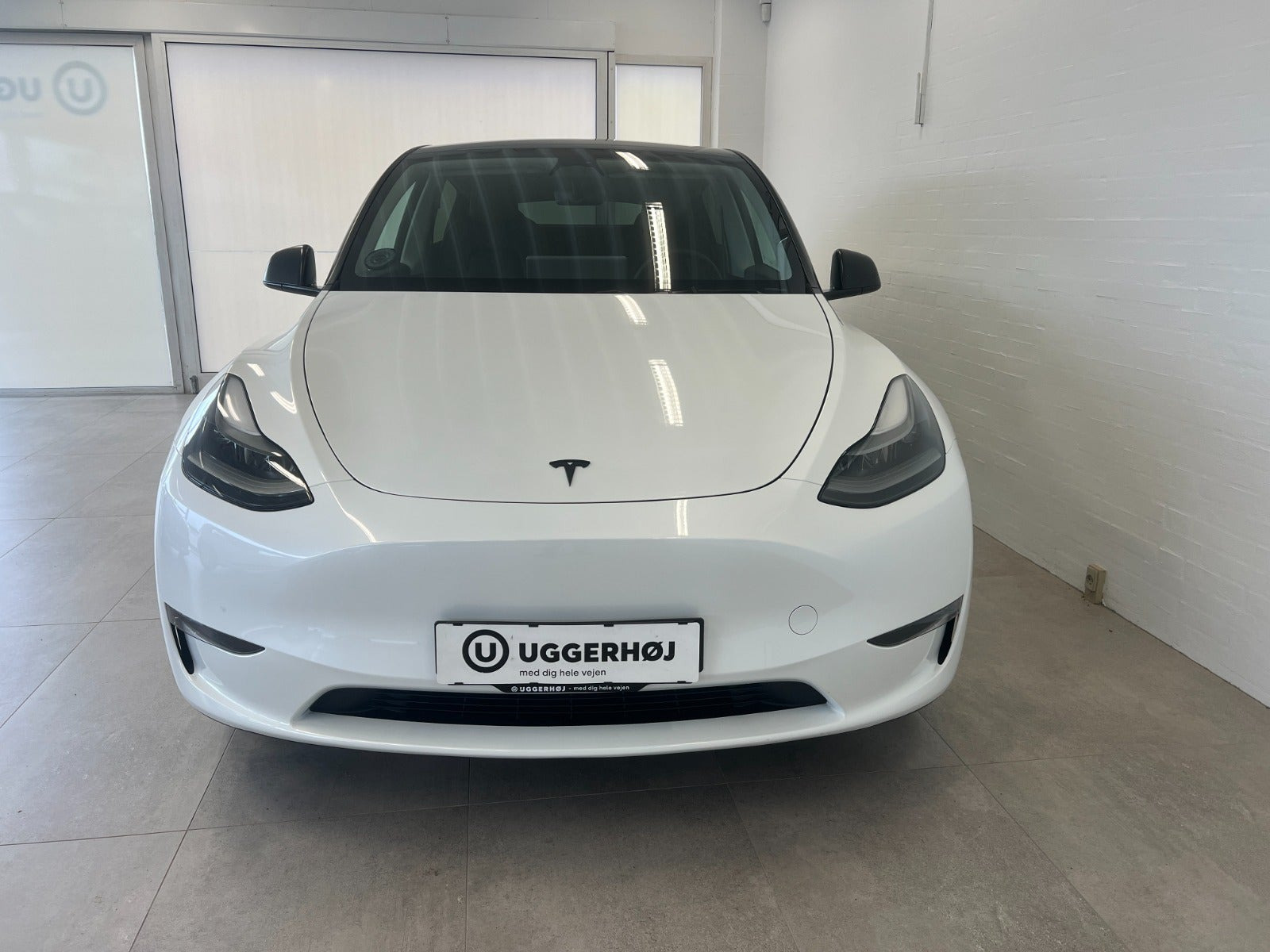 Hvid Tesla Model Y fra 2023