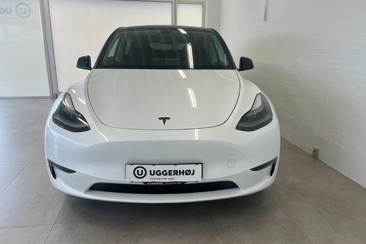 Hvid Tesla Model Y fra 2023