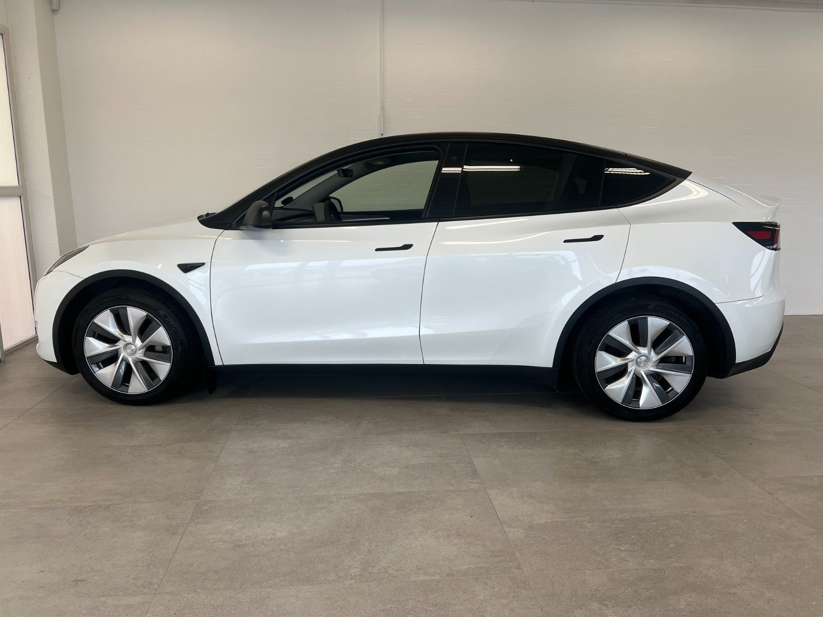 Hvid Tesla Model Y fra 2023